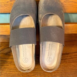 White Mountain Women's Bassi Brown Slip-On Mules size 9.